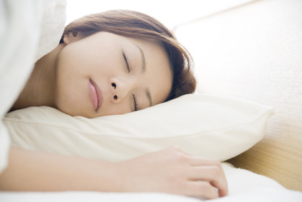 合わない枕や重い布団も寝違えの原因になります