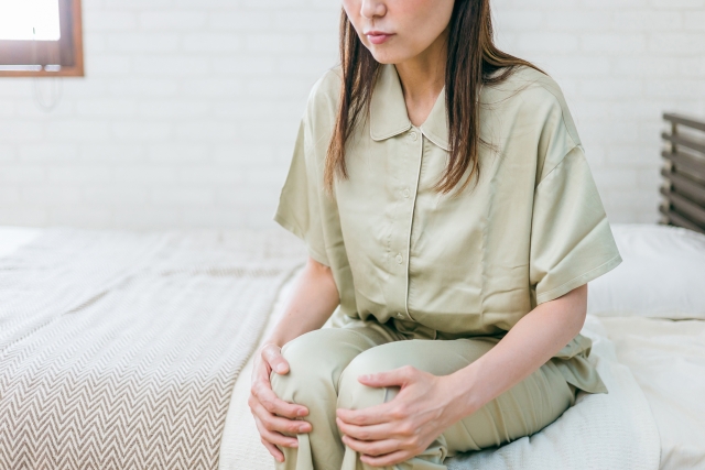 膝痛に悩んでいる女性