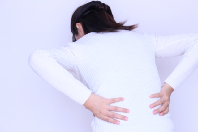 姿勢の悪さや腰にかかる負担の蓄積も原因になります