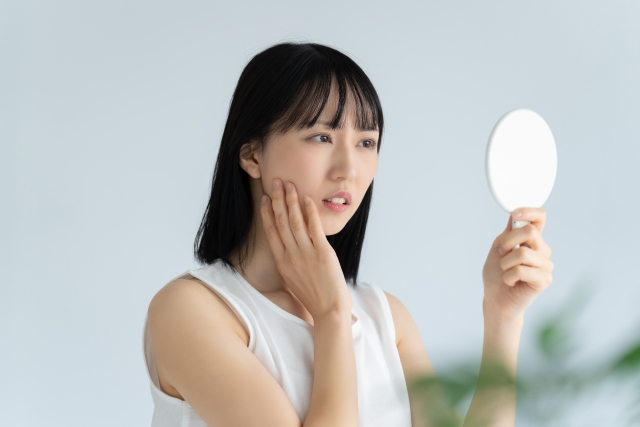 顔の左右差が気になり悩む女性